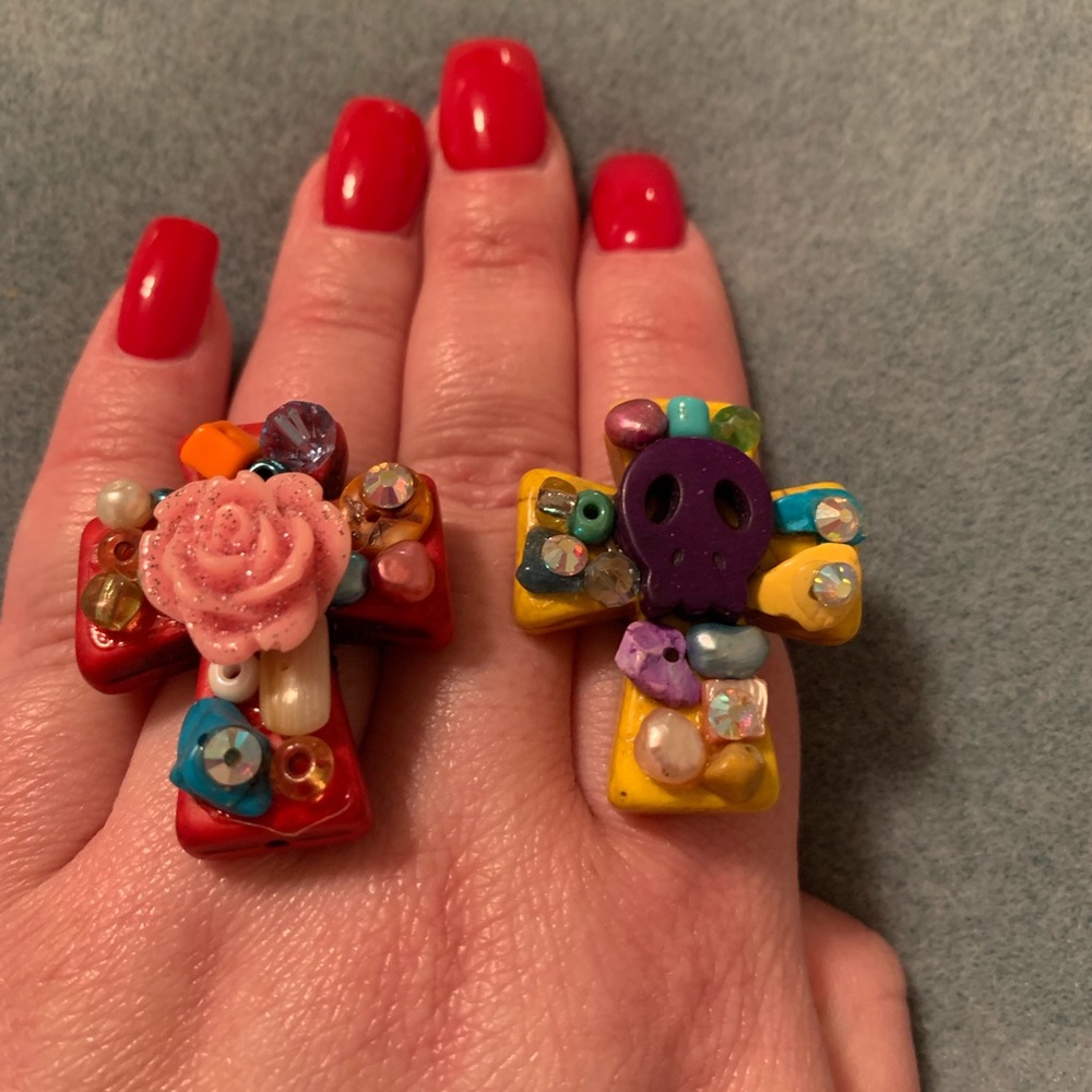 Multi-colored stone adjustable rings